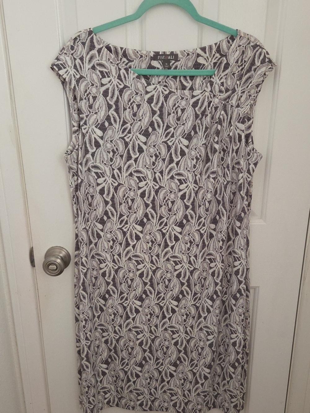 Roz & Ali Sleeveless Floral Lace Sheath Dress in Gray and White